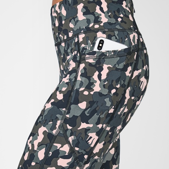 EUC Sweaty Betty 7/8 Zero Gravity Running legging Green Camo Print - Size XS - Picture 3 of 7